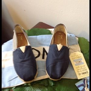 Toms university shoe