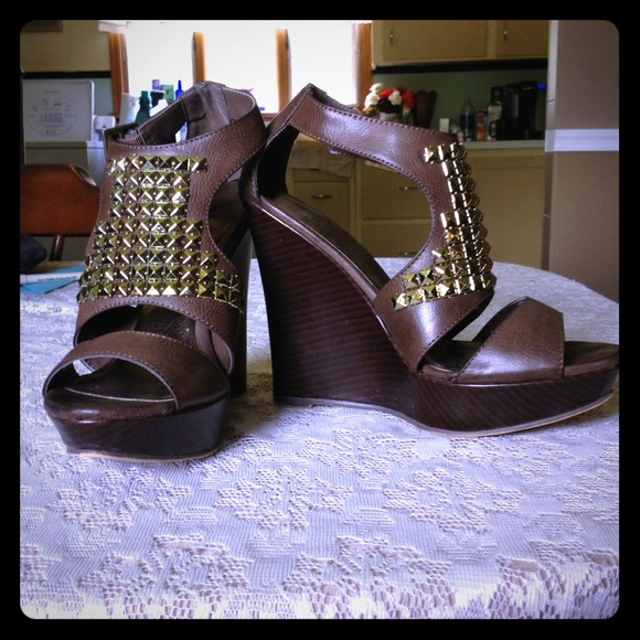 Michael Antonio wedge sandals