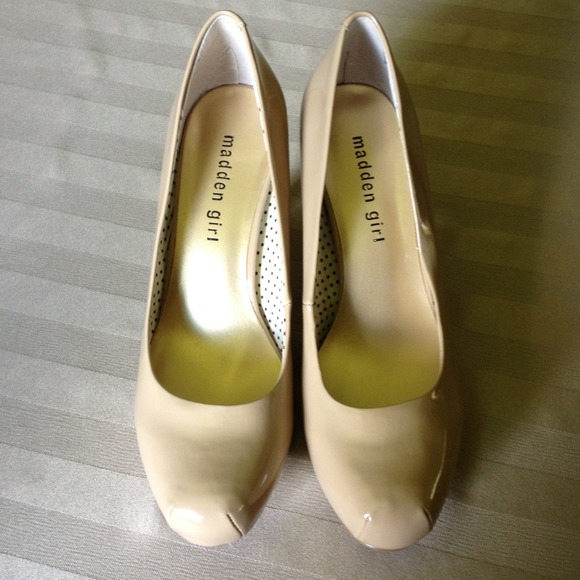 Nude pumps