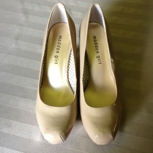Nude pumps