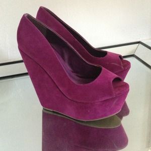 Magenta peep toe wedges!
