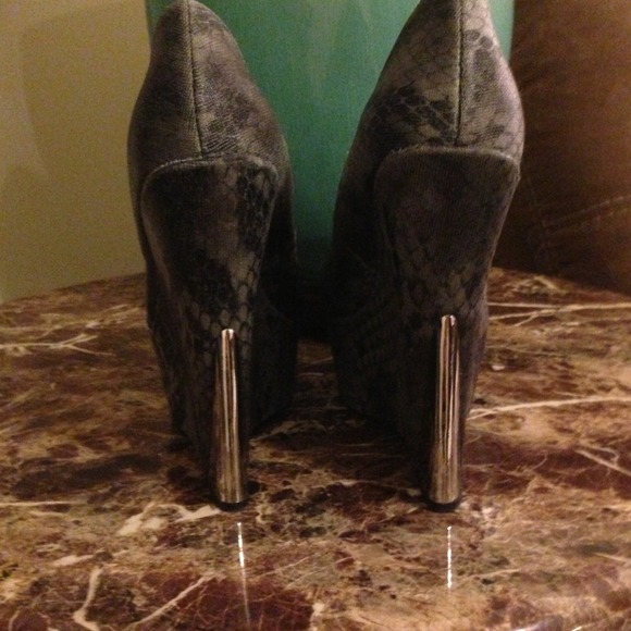 Wild pair faux snakeskin wedges. Never been worn - Picture 4 of 4