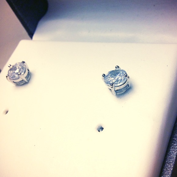 FLASH SALE! CbC sparkling cubic zirconium stud - Picture 2 of 2