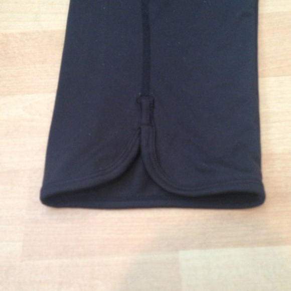 SOLD IN BUNDLE Cropped black yoga pants - Picture 2 of 4