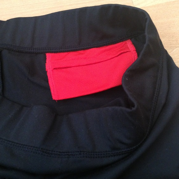 SOLD IN BUNDLE Cropped black yoga pants - Picture 3 of 4