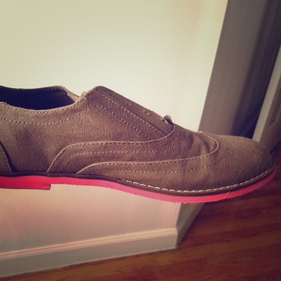 Steve Madden grey oxfords with hot pink bottom