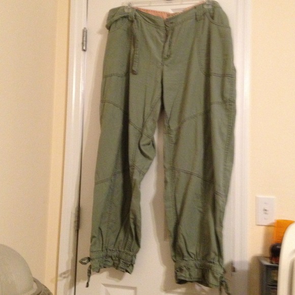 Very comfortable green 100% cotton pants! Hold