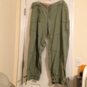 Very comfortable green 100% cotton pants! Hold