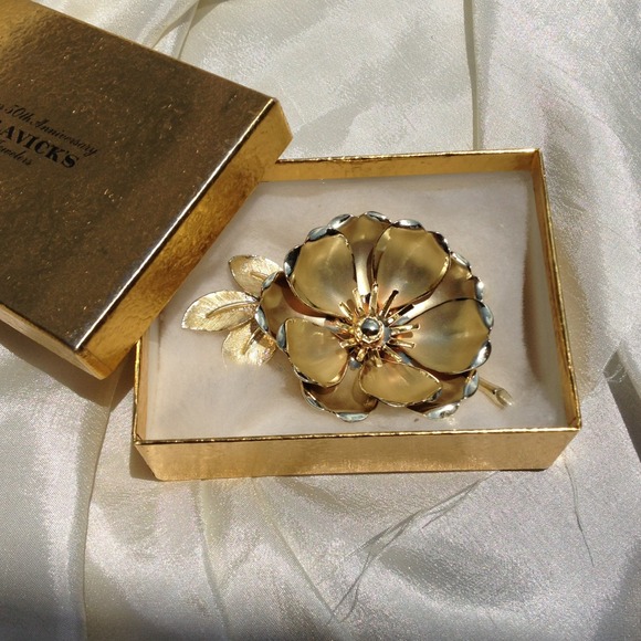 Dramatic gold flower pin - Picture 1 of 2