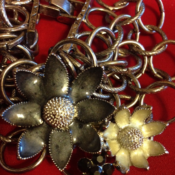 Silver Toned Jump Loop Chain Flower Motif Bracelet - Picture 2 of 4