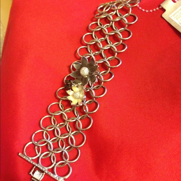 Silver Toned Jump Loop Chain Flower Motif Bracelet - Picture 3 of 4