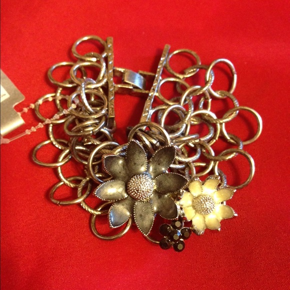 Silver Toned Jump Loop Chain Flower Motif Bracelet - Picture 4 of 4