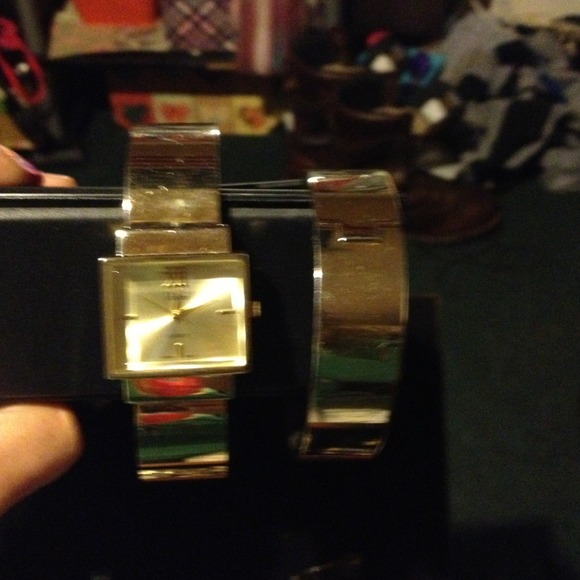 Vivini gold tone bangle bracelet and watch set! - Picture 1 of 1