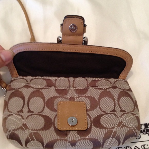 🔴SOLD🔴Authentic coach wristlet 👛 - Picture 2 of 3