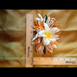 Hawaiian flower clip