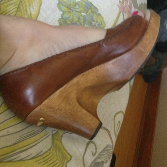 Michael Kors brown peep toe wedges - Picture 3 of 4