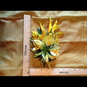 Hawaiian flower clip