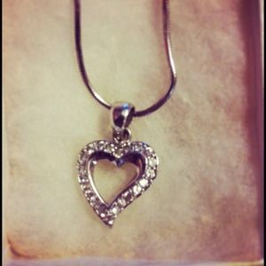 Small diamond heart neckless