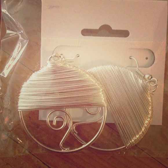 Silver plated dangling earrings 😃👒🎀🌂💄