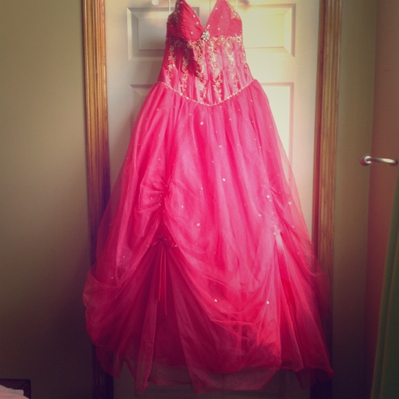 Gorgeous pink ball gown style dress 🎀