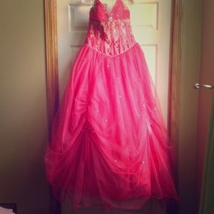 Gorgeous pink ball gown style dress 🎀