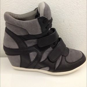 SOLD!!!SOLD!!! TO BRITTANY J $20.THANKS..