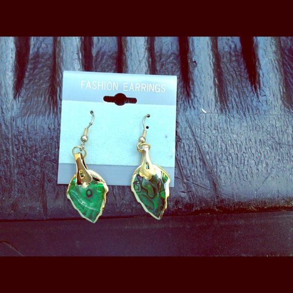Leaf Drop Earrings On hooks. NWOT.
