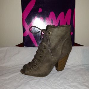 💎BUNDLE💎 Women's Portia Bootine NWT and sweater