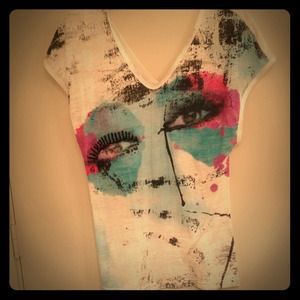 🚫SOLD🚫White v-neck graphic tee.