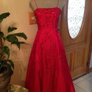 Gorgeous evening gown 🎉final markdown🎉