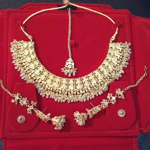 On HOLD Gorgeous "STATEMENT" vintage necklace set!