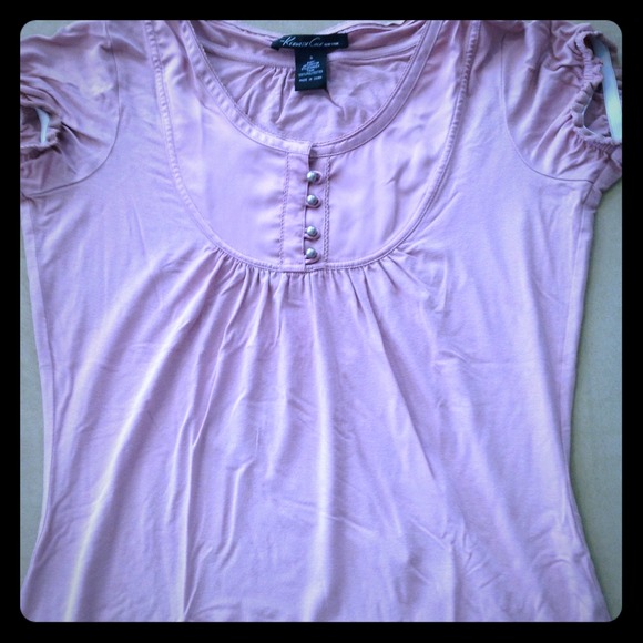 Kenneth Cole Super Cute Top With Great Details!