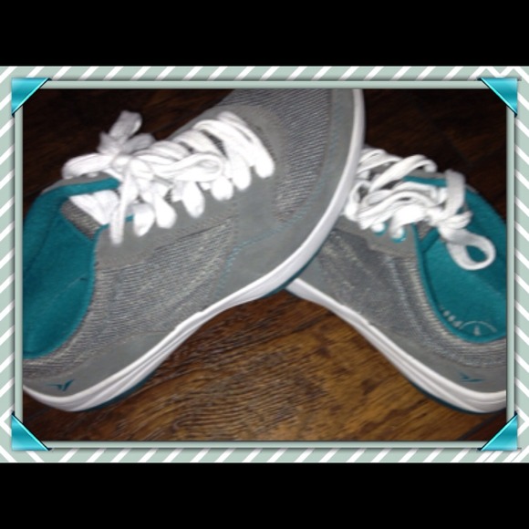 Comfy gray tennis shoes