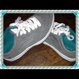 Comfy gray tennis shoes