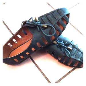 Cutout navy blue flats