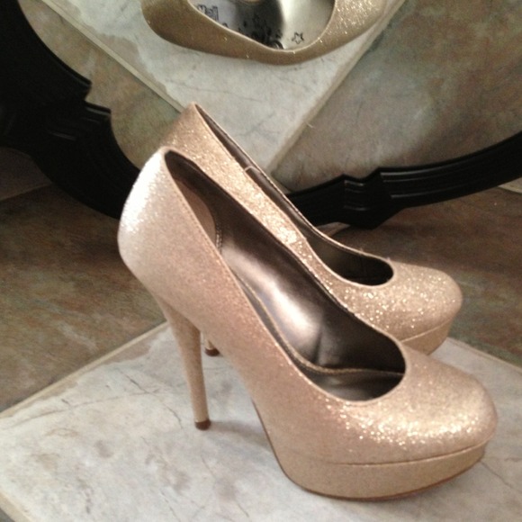 Gold sparkle pumps 6 1/2