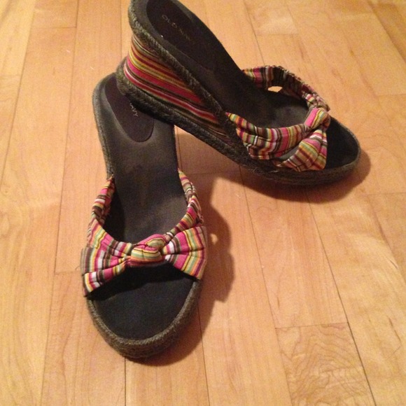 Fun colored Old Navy Sandals. Perfect for summer!