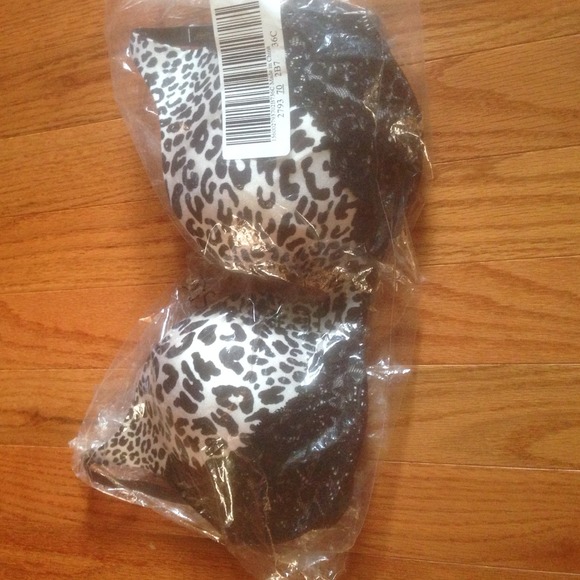 ⛔️sold NWT VS INCREDIBLE BRA