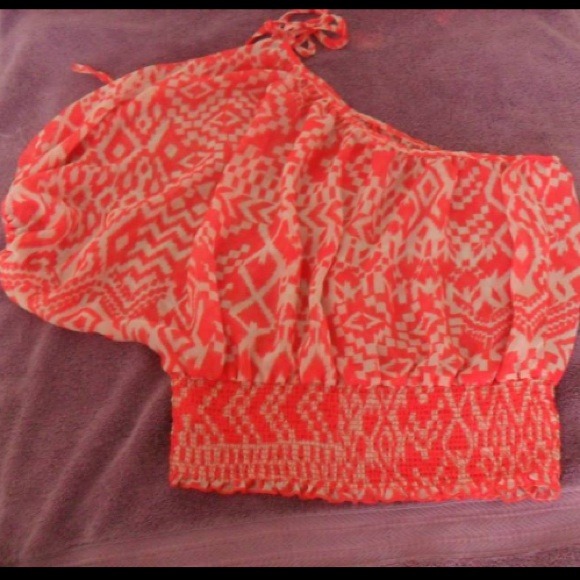 🚫Sold🚫Orange one shoulder shirt 🌼