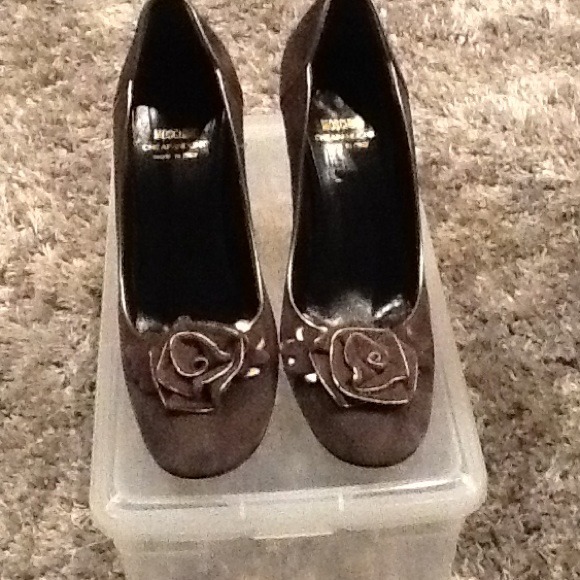 Moschino grey suede pumps