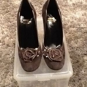 Moschino grey suede pumps