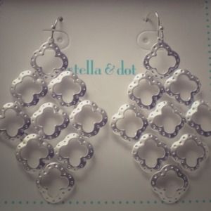 Stella and dot signature clover earrings