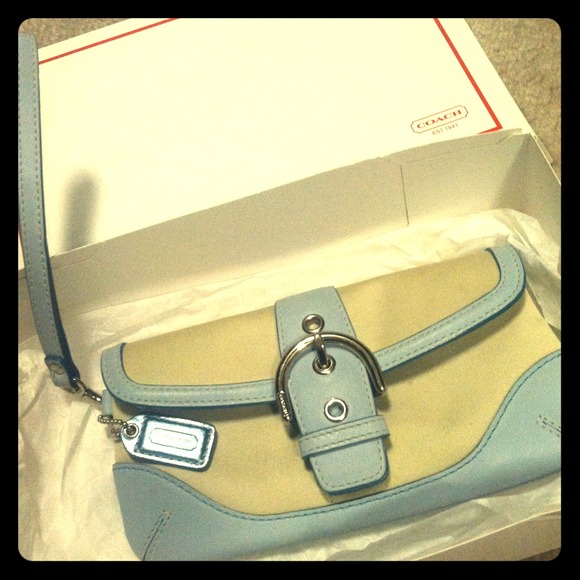 💙Authentic Couch Wristlet💙