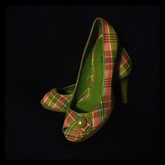 Fun classic heel with great color!