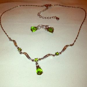 ❌TRADED!❌Emerald tone pear necklace and earrings