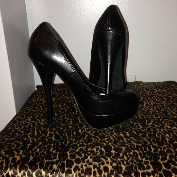 Black pumps.