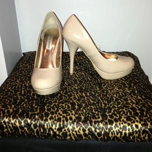 Steve Madden tan pump.