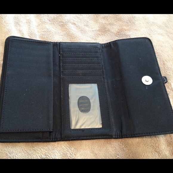 ✔ SOLD 📦💕 Black Wallet! - Picture 2 of 2