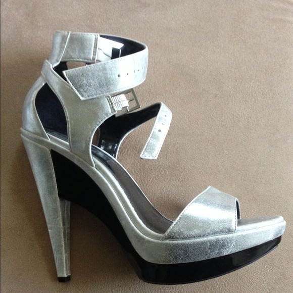SOLD locally....Michael Antonio silver pump. - Picture 1 of 2