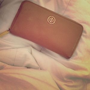 Tan tory burch wallet**PRICE REDUCTION FOR HOLIDAY